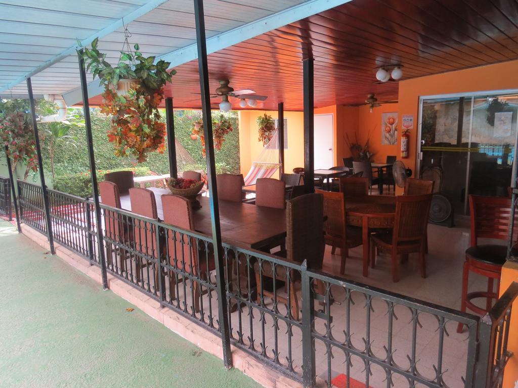 Hostal Cocos Inn Panama City Exterior photo